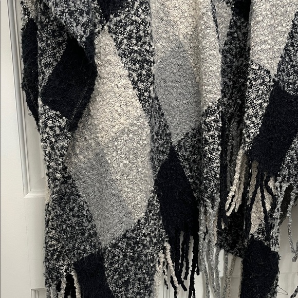 Woolrich Black Charcoal Light Gray Plaid Nubby Material Poncho Shrug - One Size - Picture 8 of 16